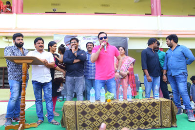 idi-naa-love-story-team-in-nandigama-chaitanya-collage